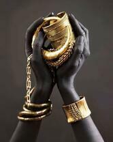 Золотые украшения в темных руках