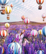 Девушка в поле с лавандой и мини-воздушными шарами