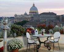 Столик с видом на вечерний Рим